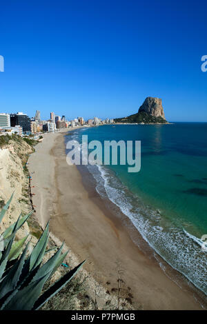 Vista lungo la spiaggia tranquilla in inverno per il Penon de Fach riserva naturale Foto Stock