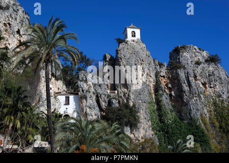 San Jose gate e Torre Campanaria del villaggio di montagna Foto Stock