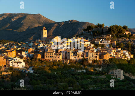 Vista di Polop villaggio in montagna Foto Stock