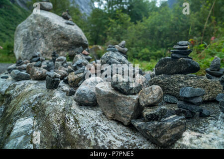 Impilatura di roccia su un lago in Norvegia geiranger Foto Stock