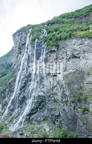 Le sette sorelle in cascata il Geirangerfjord, Norvegia visto da una nave da crociera grande cascata Foto Stock