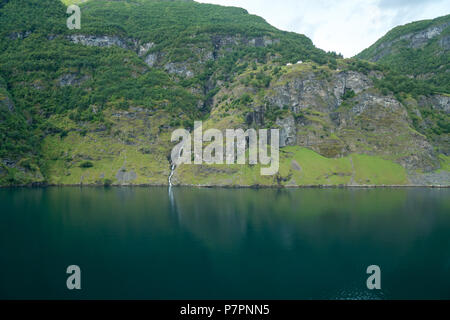 Massiccio Fiordo di Geiranger in Norvegia visto da una nave da crociera con la luce che risplende attraverso le nuvole Foto Stock