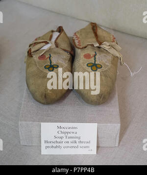Inglese: Mocassino presentano nel Museo Robbins, 17 Jackson Street, Middleborough, Massachusetts, STATI UNITI D'AMERICA. 16 luglio 2016, 11:03:11 275 mocassini, Chippewa, sapone concia, crine sul filo di seta, probabilmente coperta la cucitura - Robbins Museum - Middleborough, Massachusetts - DSC03905 Foto Stock
