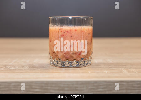 Bicchiere di cocktail sani con semi di Chia, mango,lampone e acqua di cocco Foto Stock