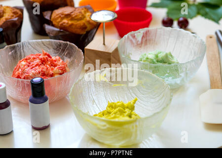 Su sfondo bianco stampi torta, spatola, corolla, coni per panna, crema di burro coreano fiori Foto Stock