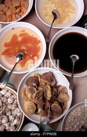 Un'immagine di diverse marmellate sul tavolo Foto Stock