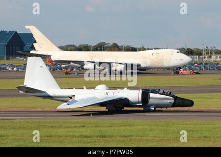 N926NA, a Martin WB-57F Canberra azionato dalla NASA, in atterraggio a Prestwick International Airport dopo un volo transatlantico. Foto Stock