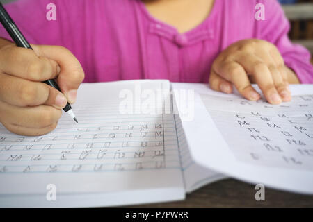 In lingua tailandese calligrafia, 44 lettere,Imparare thai scritto in un blocco note. Il concetto di istruzione. Foto Stock