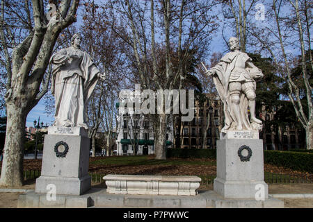 Le statue dei re di Spagna di fronte al Palacio Real, Royal Palace, Madrid, Spagna Foto Stock