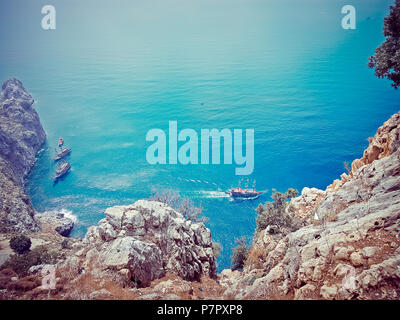 Splendido panorama sul mare paesaggio del castello di Alanya nel distretto di Antalya, Turchia. Famosa destinazione turistica con alte montagne. Estate luminoso giorno e s Foto Stock