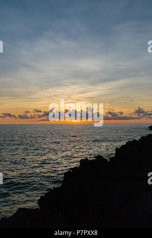 Tramonto del Mare della Cina Orientale, Okinawa, Giappone Foto Stock