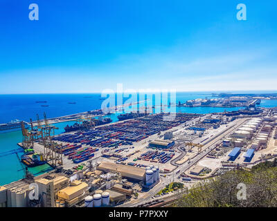 Veduta aerea di Port Vell, uno dei più grandi porti d'Europa, un bel cielo blu con cristallo blu acqua di mare, vista dal Castello di Montjuic Foto Stock