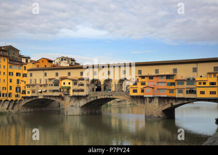 Costruito nel 1345 il Ponte Vecchio è il più antico ponte rimasto al di là del fiume Arno a Firenze Foto Stock