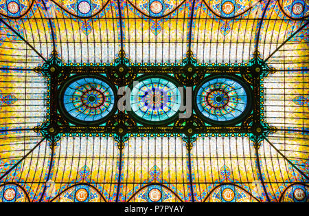 Colorato soffitto a vetrata floreale in stile liberty Foto Stock