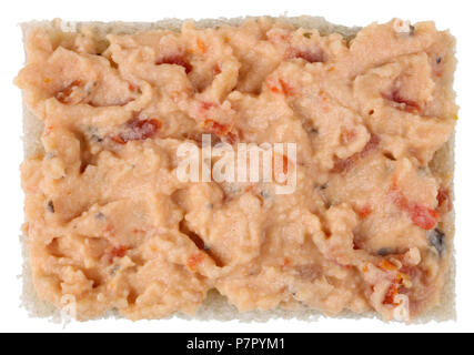 Un pezzo rettangolare di colore grigio pane di segale è cosparsa di hummus incolla (carni di montone o di ceci) con paprica e cipolle. Isolato su bianco studio cibo macro Foto Stock