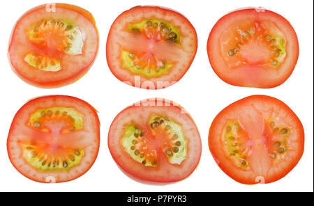 Sezioni trasversali di piccoli pomodori ciliegia. Isolato su bianco studio macro set Foto Stock