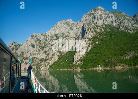 Tenendo la barca da Fierze a Komani sul fiume Drin, Albania Foto Stock