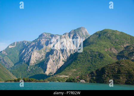 Tenendo la barca da Fierze a Komani sul fiume Drin, Albania Foto Stock