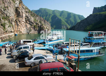 Tenendo la barca da Fierze a Komani sul fiume Drin, Albania Foto Stock