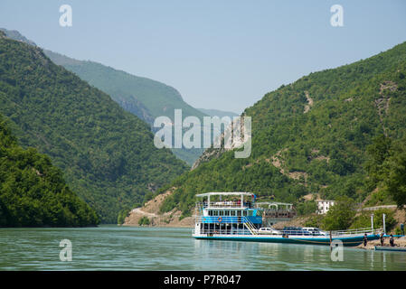 Tenendo la barca da Fierze a Komani sul fiume Drin, Albania Foto Stock