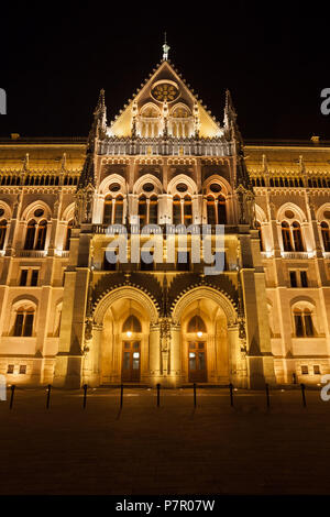 Parlamento ungherese edificio illuminata di notte a Budapest, Ungheria, vista da Kossuth Lajos Square, architettura revival gotico, punto di riferimento della città. Foto Stock
