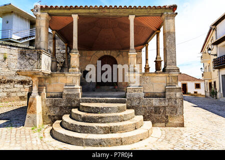 Facciata manierista della cappella di Sant'Antonio (Capela de Santo Antonio), costruita tra il XV e il XVII secolo nella Caria, Castelo Branco, Portogallo Foto Stock