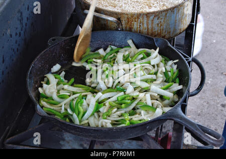 Mescolare friggere le cipolle e friggere le patatine fritte all'aperto Foto Stock