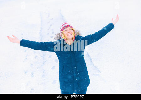 Donna sotto la neve in inverno. Foto Stock