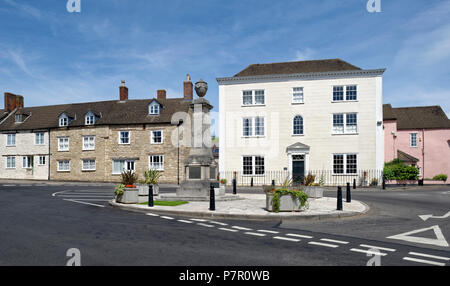 Xviii secolo Cottages e Edbrooke House & War Memorial, Città Vecchia, Wotton Under Edge, Gloucestershire Foto Stock