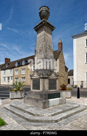 Monumento ai Caduti in guerra con il XVIII secolo Cottages e Edbrooke House Old Town, Wotton Under Edge, Gloucestershire Foto Stock