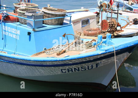 Barche di pescatori locali ormeggiata nel porto di Kusadasi, Aydin Provincia, Turchia, Peter Grant Foto Stock