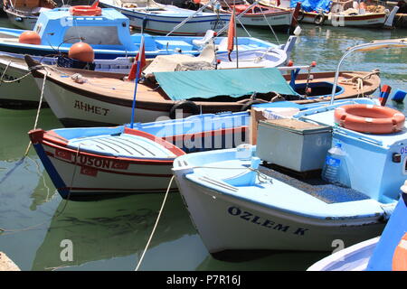 Barche di pescatori locali ormeggiata nel porto di Kusadasi, Aydin Provincia, Turchia, Peter Grant Foto Stock