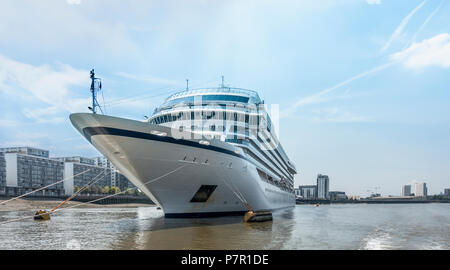 La Norwegian Cruise Ship Viking Sky ormeggiato sul fiume Tamigi a Greenwich, Londra, Inghilterra. Questa crociera è stato lanciato nel gennaio 2017. Foto Stock