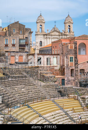Il teatro romano di Catania con la Chiesa di San Francesco di Assisi sullo sfondo. Sicilia. Foto Stock