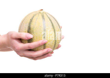 Giovane donna tenendo un cocomero fresco, isolato su sfondo bianco Foto Stock