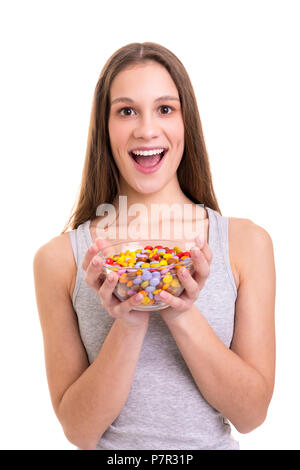 Giovane donna che impugna un arco di colorati di cioccolatini, isolato su sfondo bianco Foto Stock