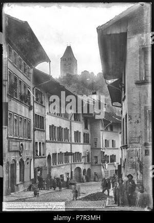 Friburgo, vue partielle; Vue d'une rue dans le Quartier de l'Ange avec la tour rouge en arrière-plan. Settembre 1899 71 CH-NB - Friburgo, vue partielle - Collezione Max van Berchem - EAD-6839 Foto Stock