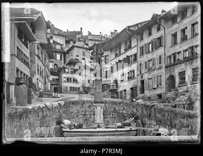 Friburgo, vue partielle; Vue des Maisons de la rue de la Neuveville ; au premier plan, luogo et Fontaine de la forza. Settembre 1899 71 CH-NB - Friburgo, vue partielle - Collezione Max van Berchem - EAD-6840 Foto Stock