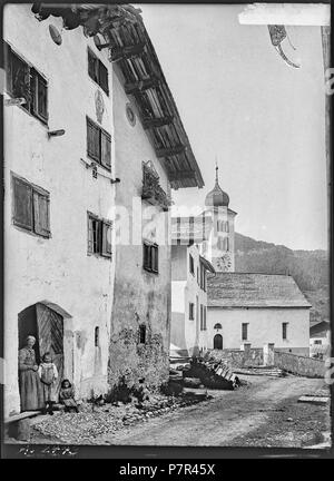 Ilanz, Haus, Fassade, vue partielle; Vue partielle d'une rue est des facciate des Maisons la bordant, ainsi que du clocher de l'Église de la ville de Ilanz dans le canton Grigioni des. 1900 72 CH-NB - Ilanz, Haus, Fassade, vue partielle - Collezione Max van Berchem - EAD-7038 Foto Stock