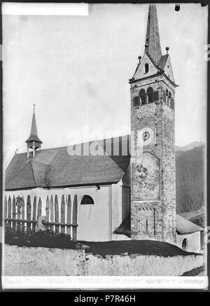 Sedrun, Kirche San Vigilius, Tour, vue partielle; Vue partielle de l'église San Vigilius et plus particulièrement de son clocher à Sedrun sur la commune de Tujetsch dans le canton Grigioni des. 1900 82 CH-NB - Sedrun, Kirche San Vigilius, Tour, vue partielle - Collezione Max van Berchem - EAD-7048 Foto Stock