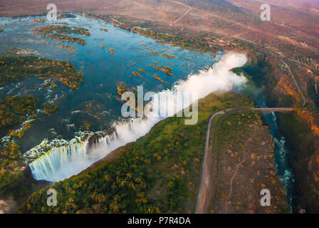 Victoria Falls dall'aria nel pomeriggio Foto Stock