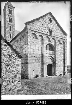 Giornico, Chiesa, vue partielle; Vue partielle depuis le nord-ouest de l'entrée de l'église San Nicolao, à Giornico dans le canton du Tessin. 1904 72 CH-NB - Giornico, Chiesa, vue partielle - Collezione Max van Berchem - EAD-7119 Foto Stock