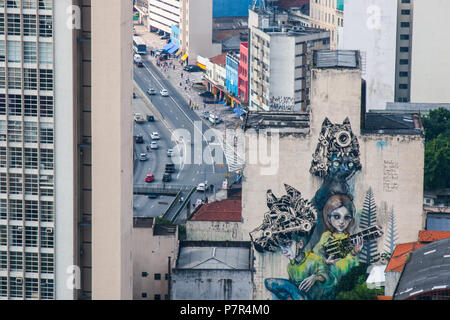 Bella enorme graffiti sul retro di un vecchio edificio residenziale. Foto Stock