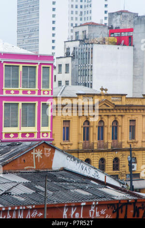 Facciate colorate di vecchio e di età compresa tra gli edifici aziendali Foto Stock