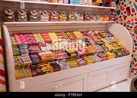 Un display di candy in vendita presso Dylan candy bar in un terminal internazionale dell'Aeroporto JFK nel Queens, a New York. Foto Stock