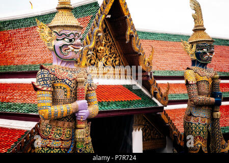 Statue spaventare i demoni al Grand Palace complesso. Bangkok, Tailandia. Foto Stock