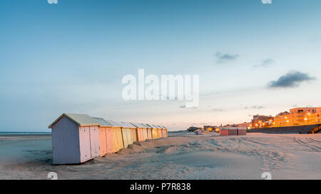 Multicolore cabine balneari allineate su una spiaggia deserta di Berck-Plage nelle prime ore del mattino Foto Stock