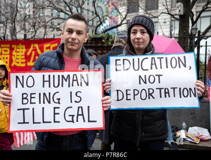 Due ispanici americani segni di contenimento contro la deportazione in un pro immigrazione ant-Trump al Rally di Herald Square a Manhattan, New York City. Foto Stock