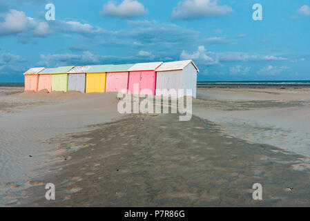 Multicolore cabine balneari allineate su una spiaggia deserta di Berck-Plage nelle prime ore del mattino Foto Stock