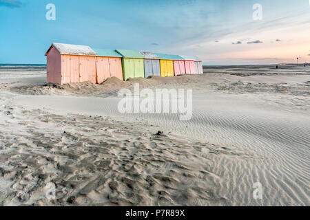 Multicolore cabine balneari allineate su una spiaggia deserta di Berck-Plage nelle prime ore del mattino Foto Stock